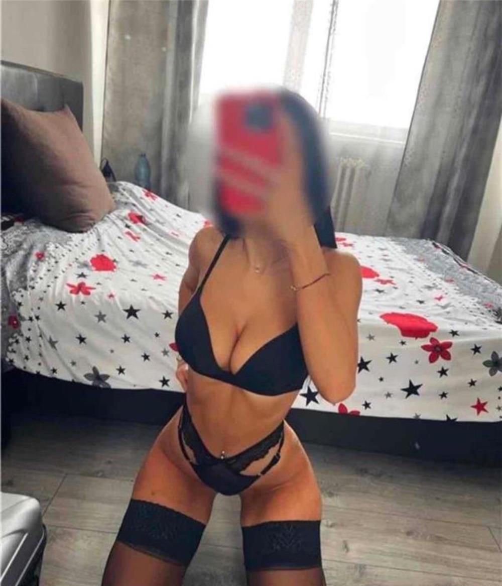 Bruneta,ta sexy. Doar deplasări