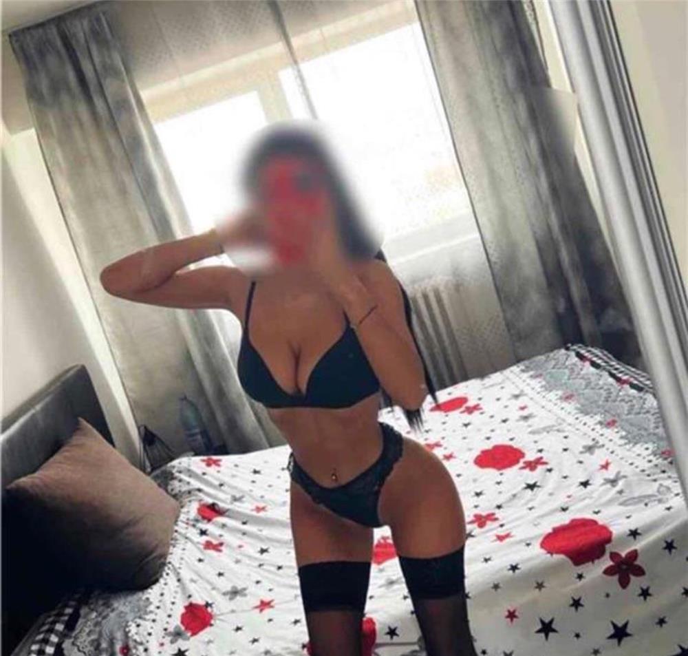 Bruneta,ta sexy. Doar deplasări