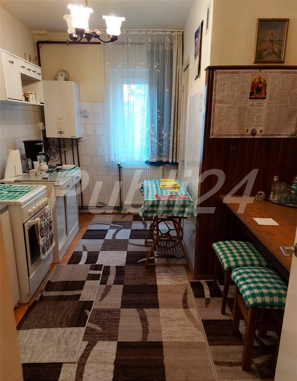 BUCOVINA,apartament 3 camere,et 3/4,2 bai,centrala proprie, pret 89 000 euro