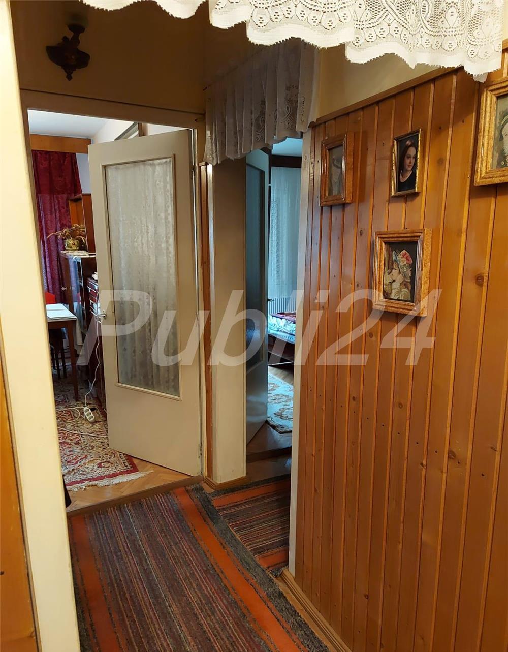 BUCOVINA,apartament 3 camere,et 3/4,2 bai,centrala proprie, pret 89 000 euro