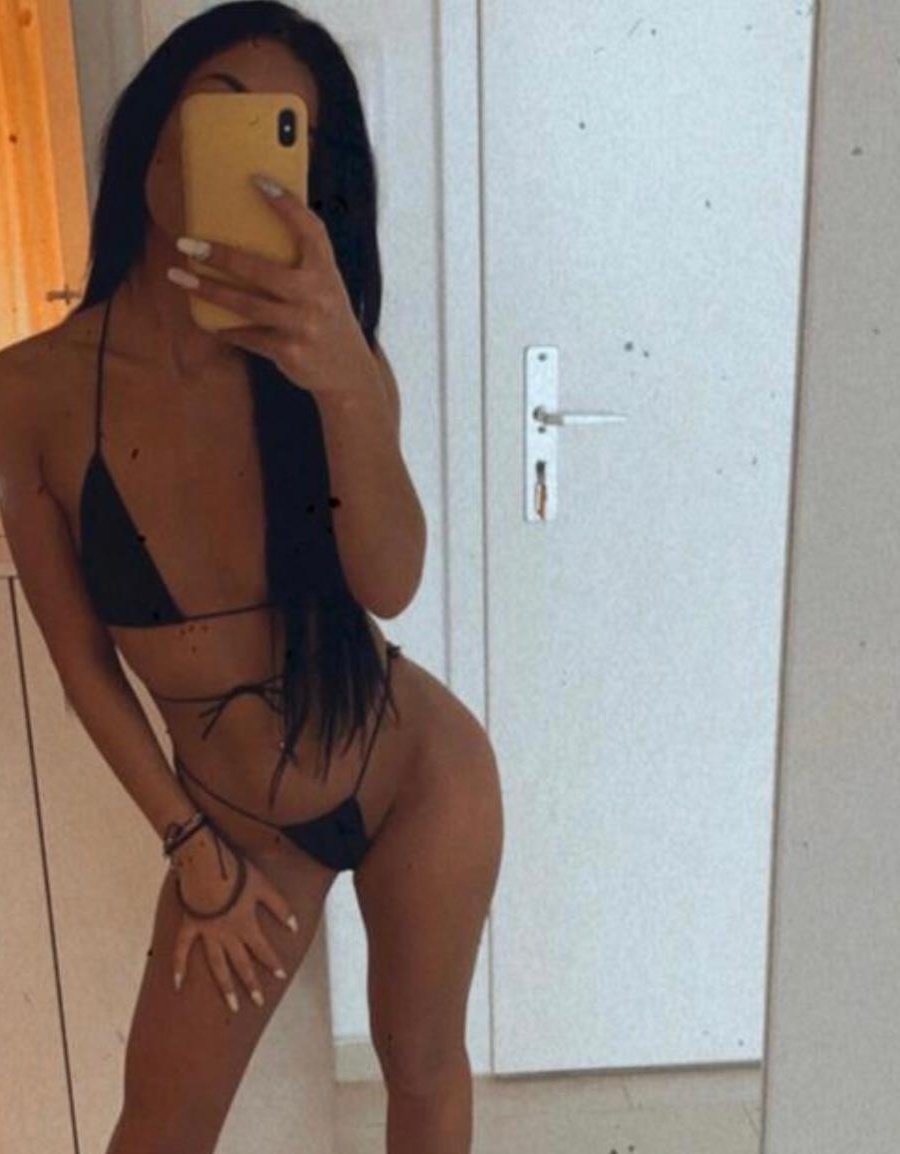 Buna Bruneta sexy Fac doar Deplasari