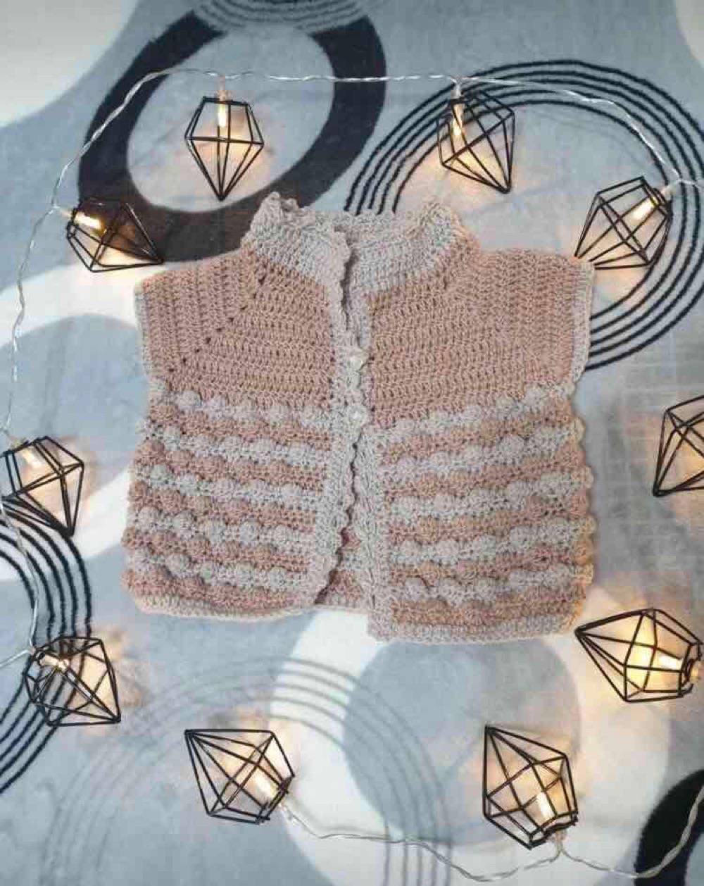 Căciuli și haine tricotate pentru bebeluși