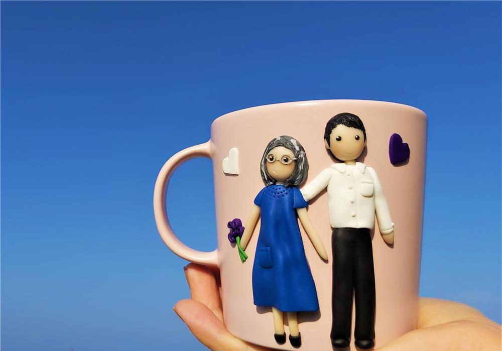 Cadou Mama si fiul/fiica adult cana handmade cu figurine din fimo