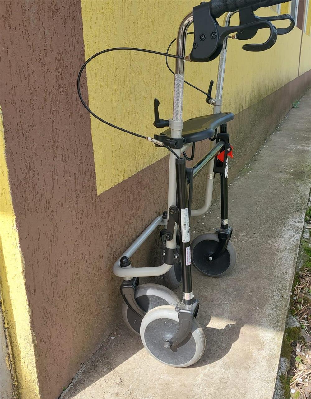 cadru de mers cu roti negru