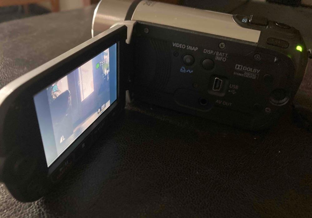 Camera video Canon FS300. A fost folosită de maxim 10 ori. Bateria nu mai tine sarcina ptr ca s-a