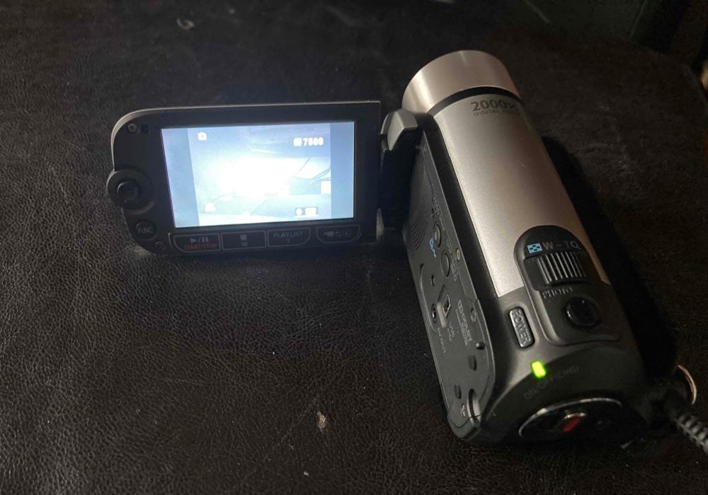 Camera video Canon FS300. A fost folosită de maxim 10 ori. Bateria nu mai tine sarcina ptr ca s-a