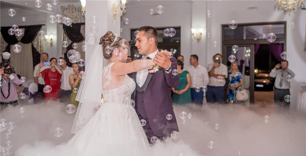 Cameraman si Fotograf / Fum greu pentru dansul mirilor+Mașină baloane :nou Ofertă