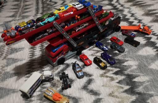 Camion Hotwheels și 60 mașinuțe metalice Hotwheels