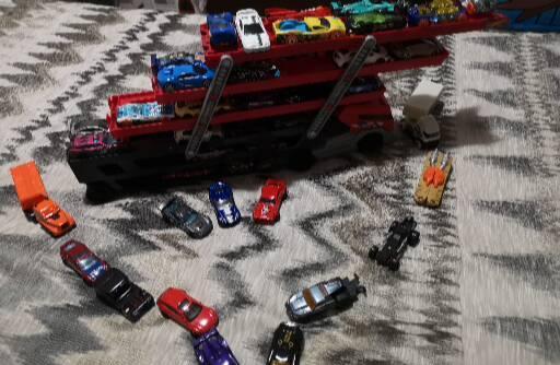 Camion Hotwheels și 60 mașinuțe metalice Hotwheels