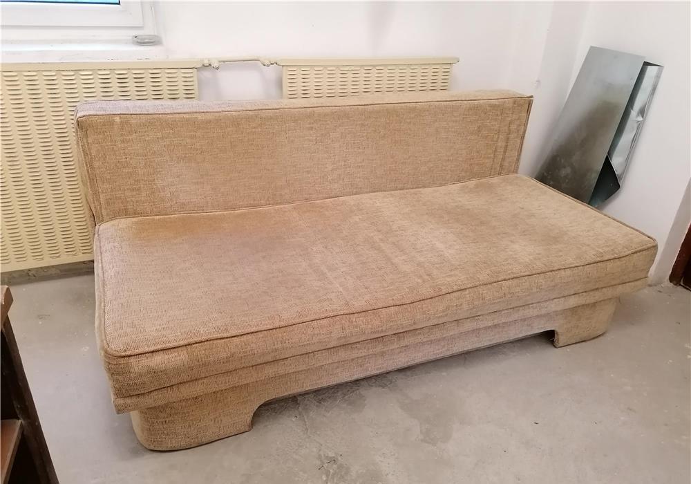 Canapea extensibilă 3 locuri.