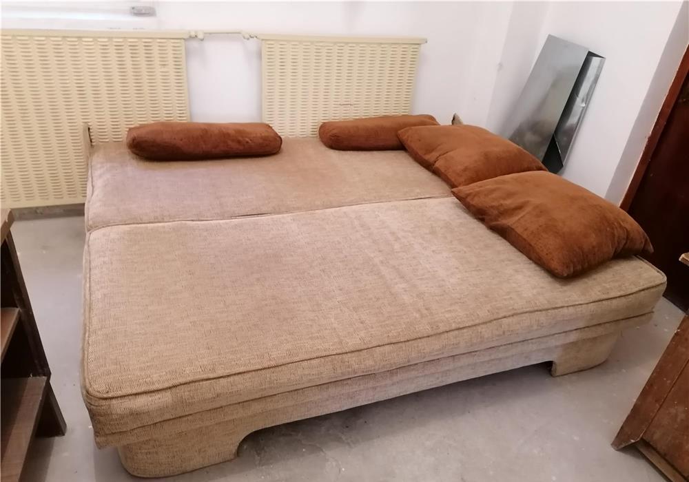 Canapea extensibilă 3 locuri.