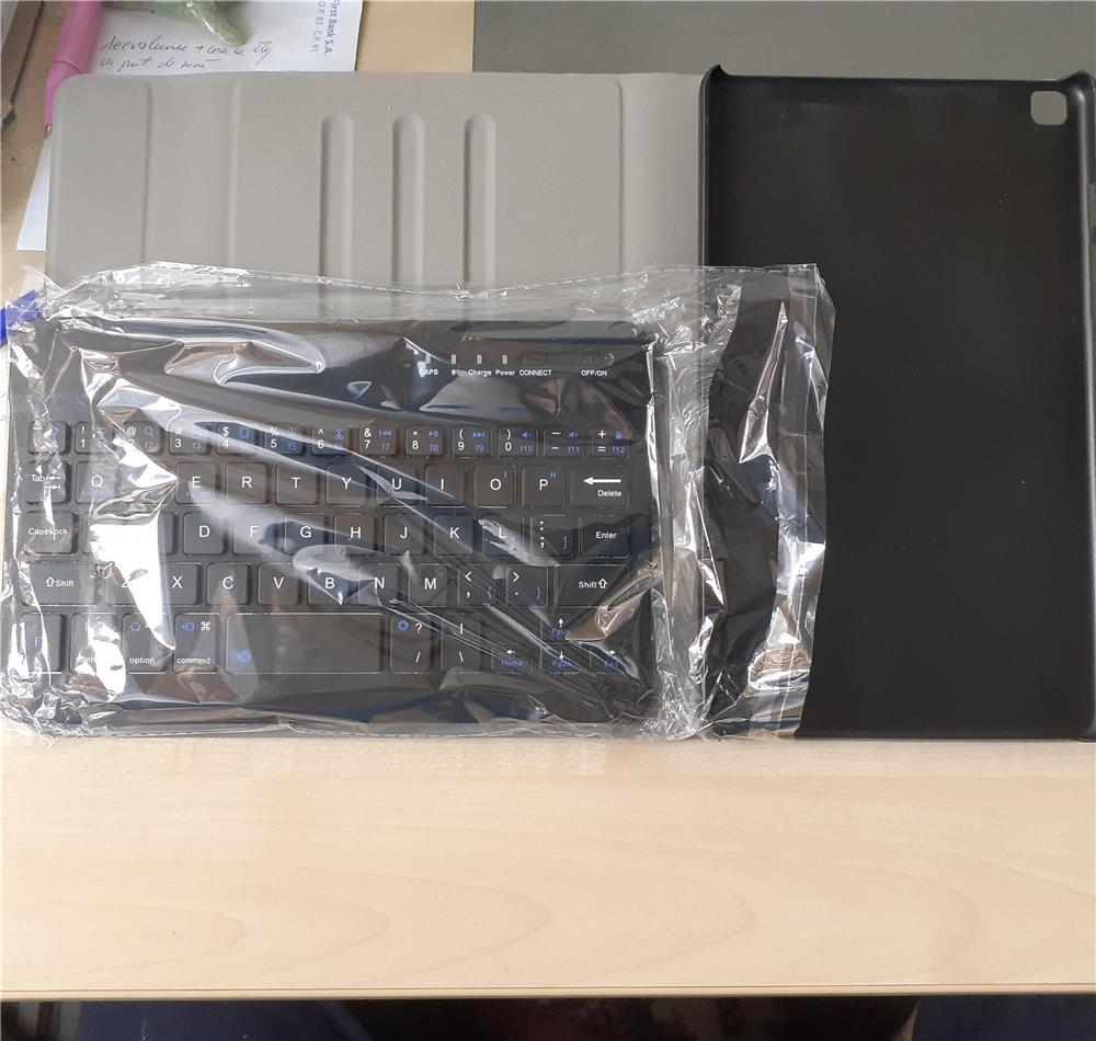 Carcasa tableta cu tastatura inteligenta