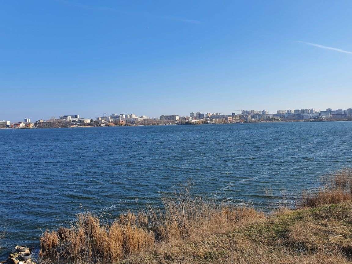 Carrefour, teren 800mp, primul rand la lac, urbanism D+P+2-3E, CUT 1,5