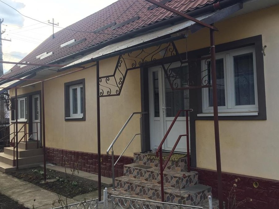 Casa 3 cam si teren 460 mp zona sarata biserica 65000 eur