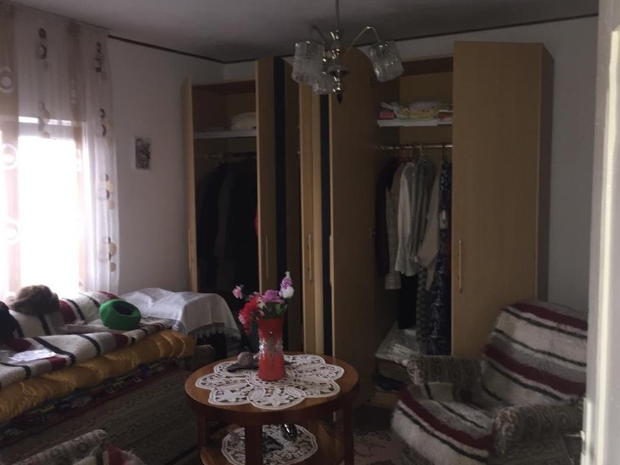 Casa 3 cam si teren 460 mp zona sarata biserica 65000 eur