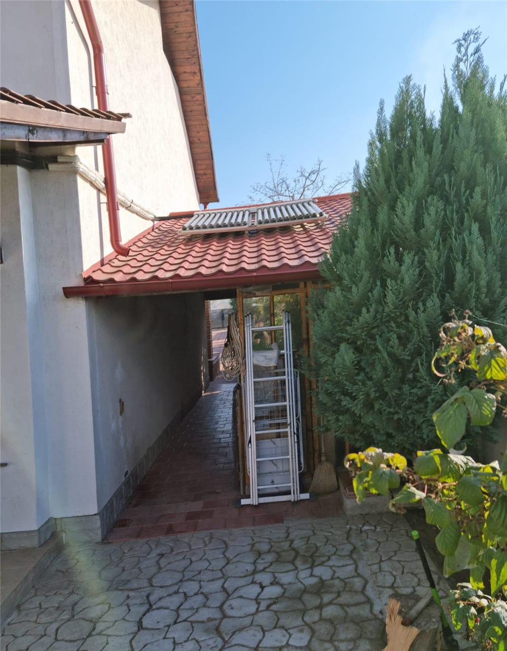 Casa 4 camere,2 curti,livada,sera,2 terase ,70 km Bucuresti