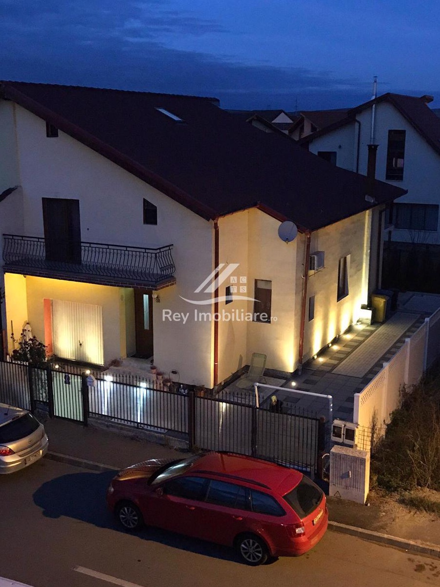 Casă 4 camere,garaj,2 băi,terasă,2 balcoane, singur in curte