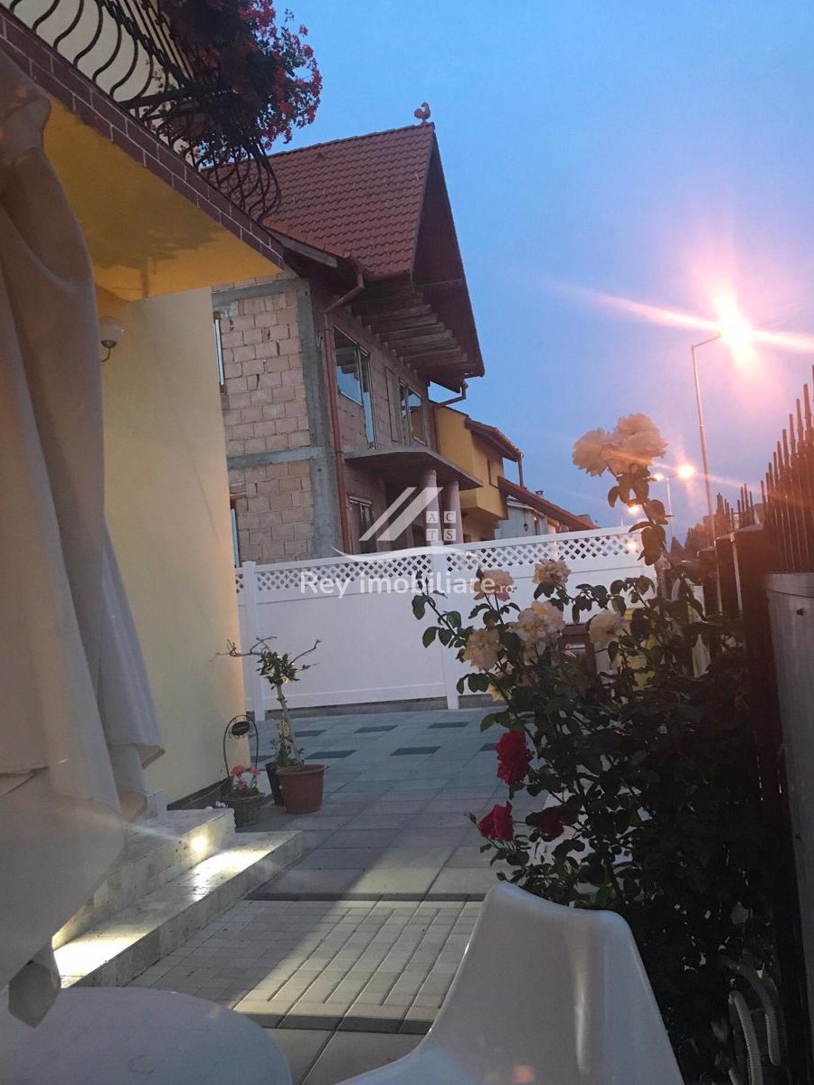 Casă 4 camere,garaj,2 băi,terasă,2 balcoane, singur in curte