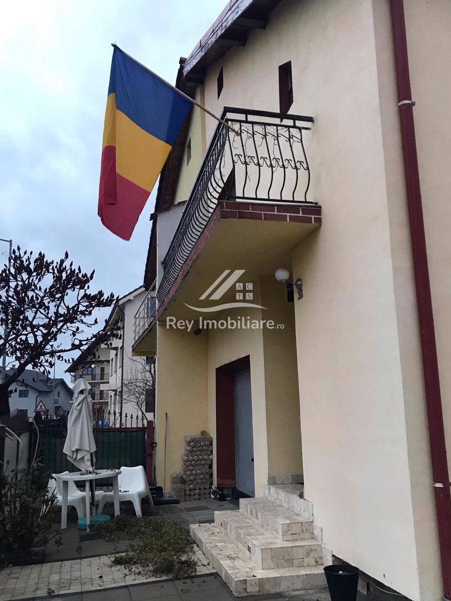 Casă 4 camere,garaj,2 băi,terasă,2 balcoane, singur in curte