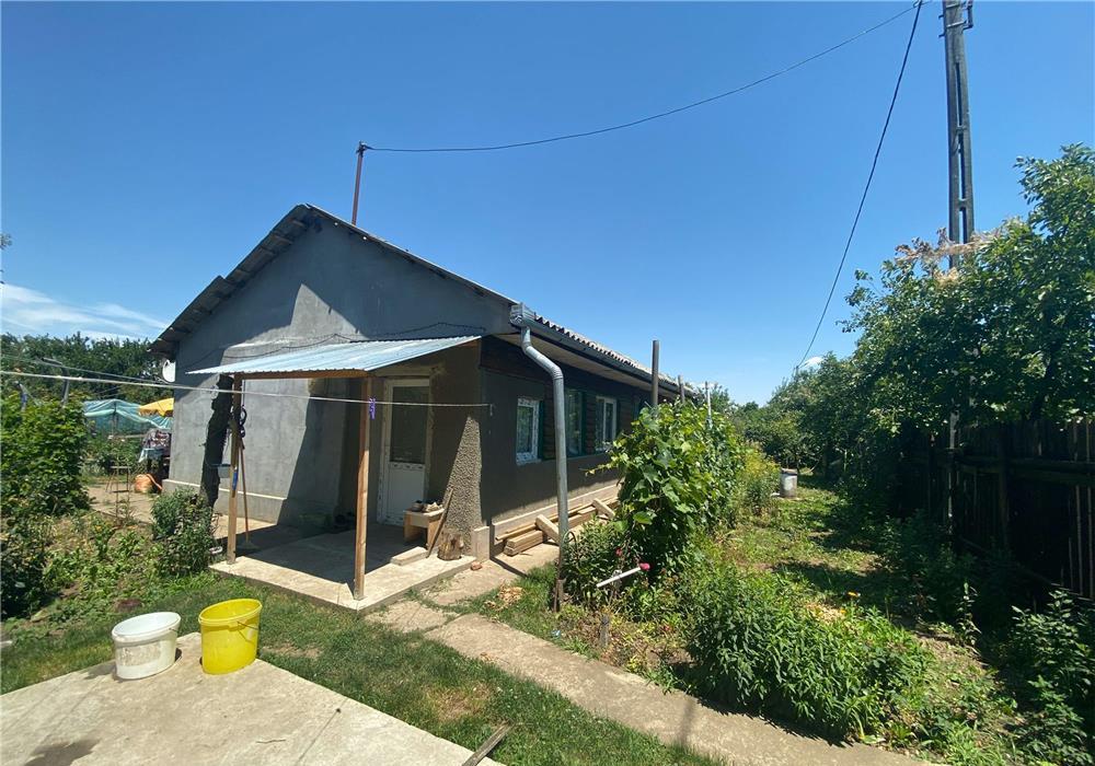 Casa 90 mp, 2 dormitoare, bucatarie + baie + hol. Suprafata teren 2.000 mp