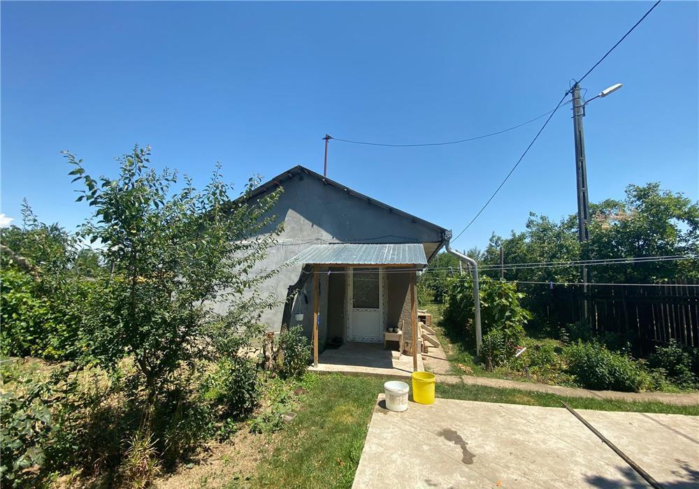 Casa 90 mp, 2 dormitoare, bucatarie + baie + hol. Suprafata teren 2.000 mp