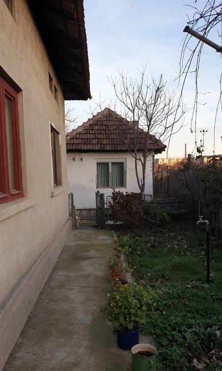 Casa cu gradina mare si multe oportunitati