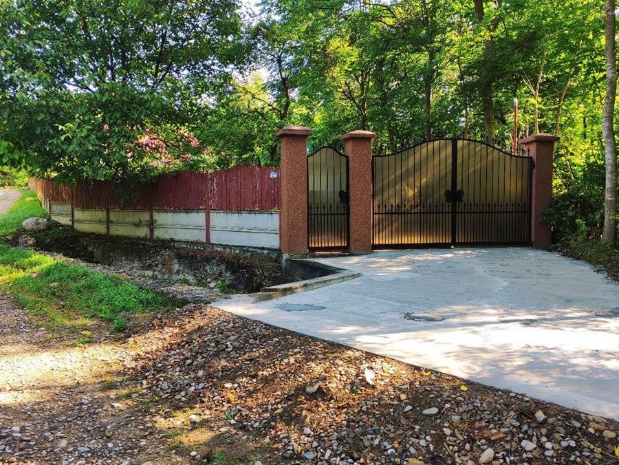 Casa cu teren de vanzare