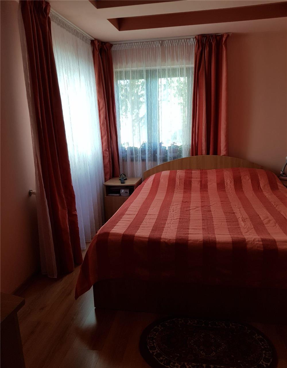 casa curte de vanzare