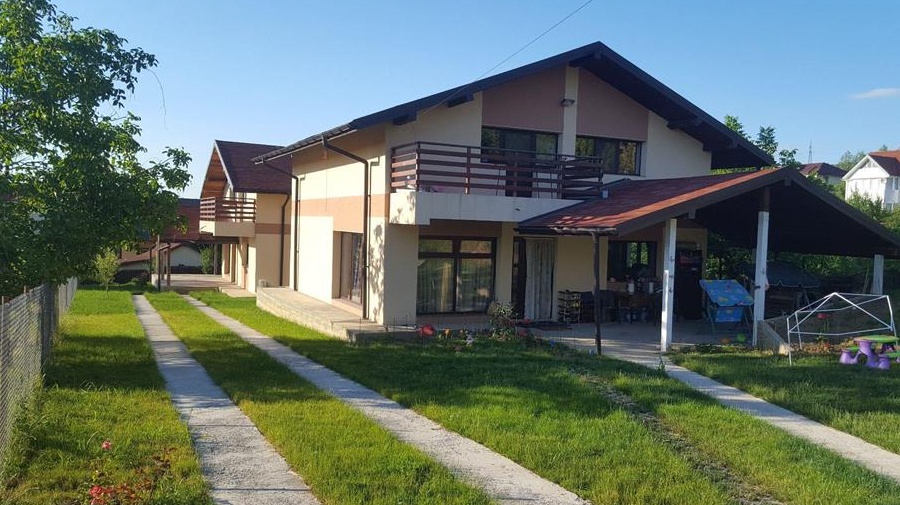 Casa de inchiriat  Zona Bucium (Plopii fara sot)