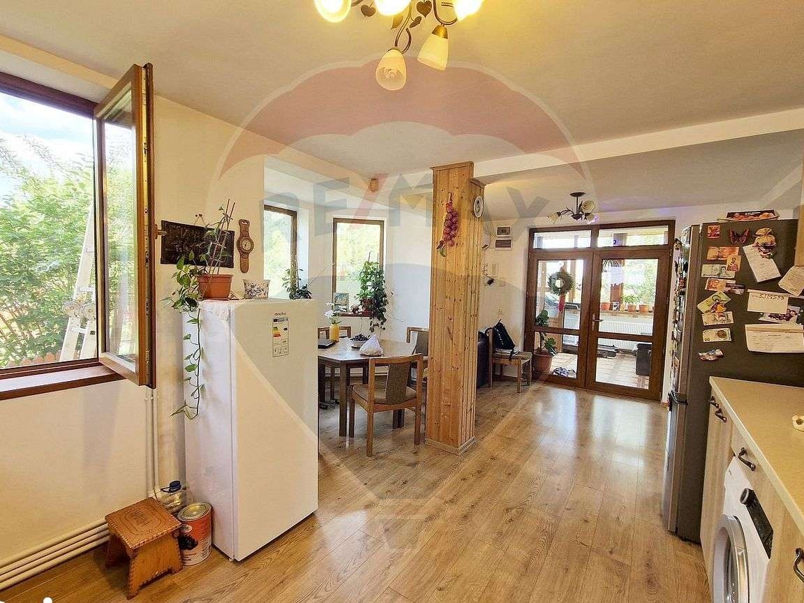 Casa de vanzare 4 camere, curte proprie, gradina, zona linistita KM5