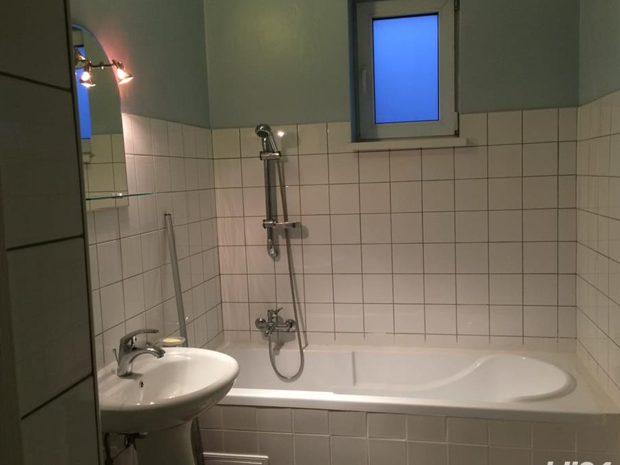 CASA DE VANZARE- CONVENABIL- PROPRIETAR-175 000 E