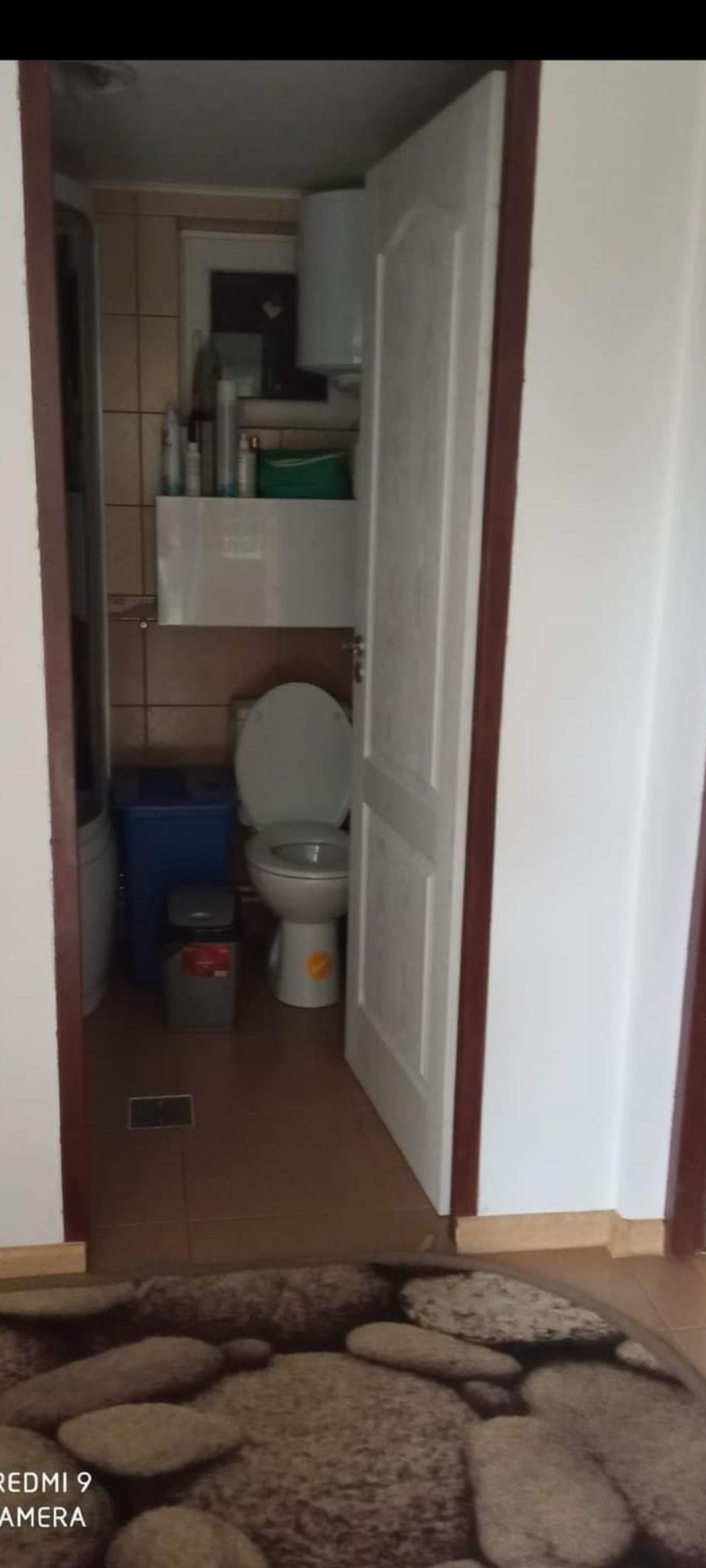 Casa de vânzare cu anexe și livadă.