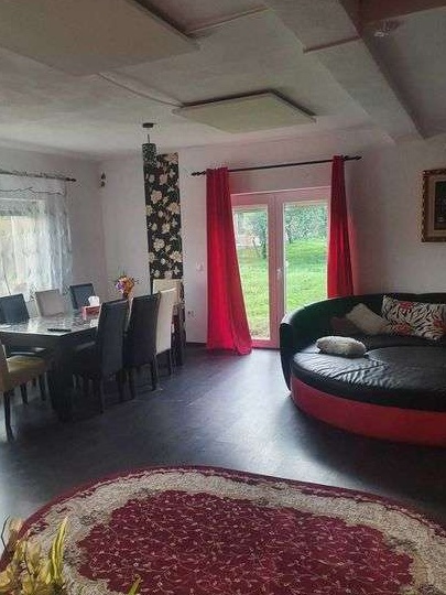 Casa de vanzare cu gradina