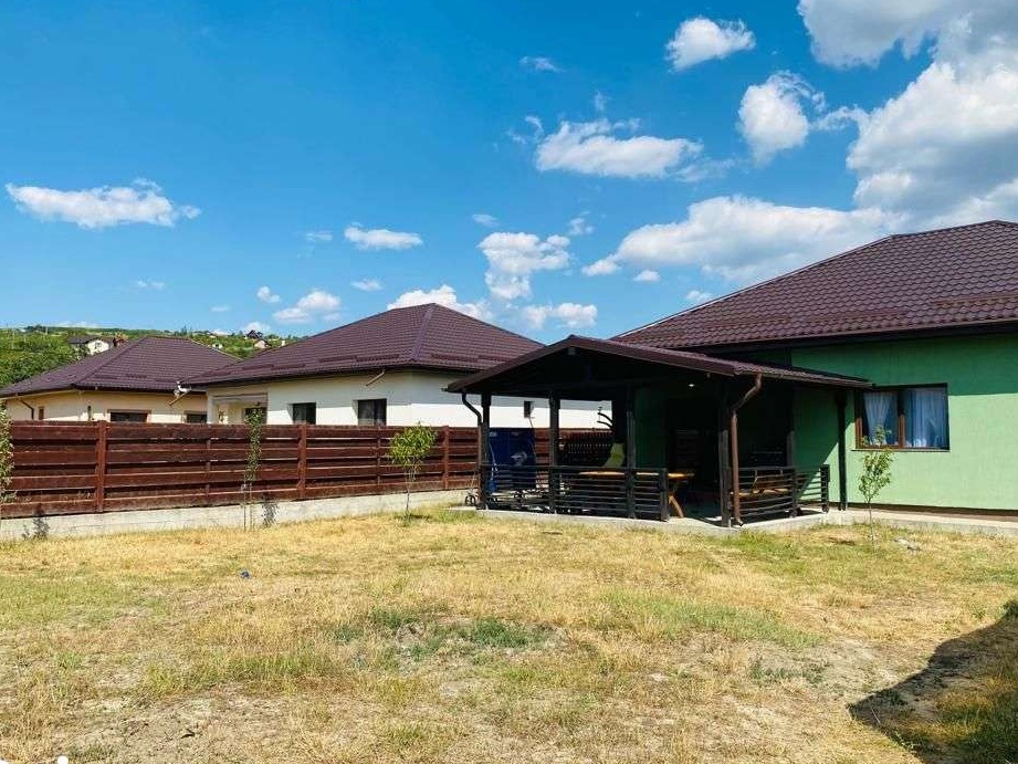 Casă de vânzare în Tomești - 4 camere + teren mare