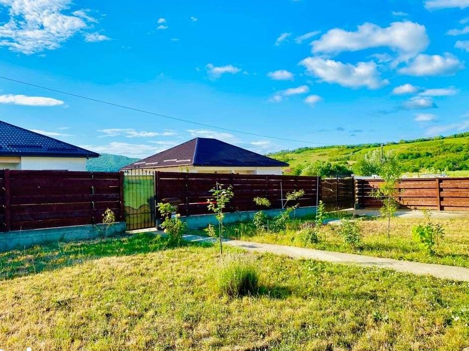 Casă de vânzare în Tomești - 4 camere + teren mare