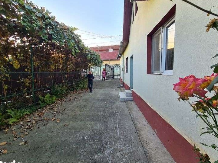 Casa de vânzare în zona liniștită și gata de locuit