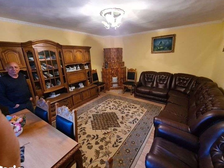 Casa de vânzare în zona liniștită și gata de locuit