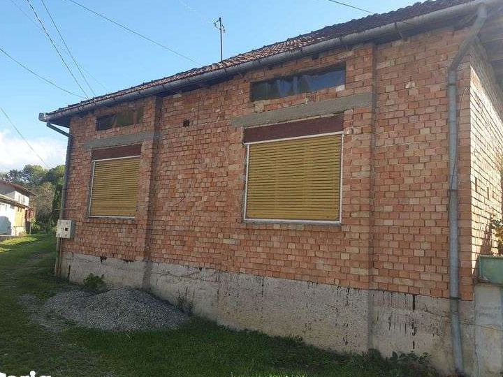 Casa de vanzare intr-o zona linistita !