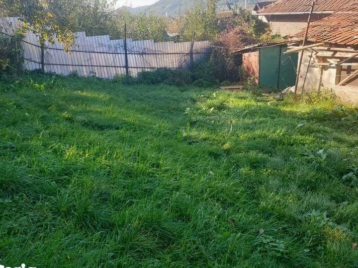 Casa de vanzare intr-o zona linistita !