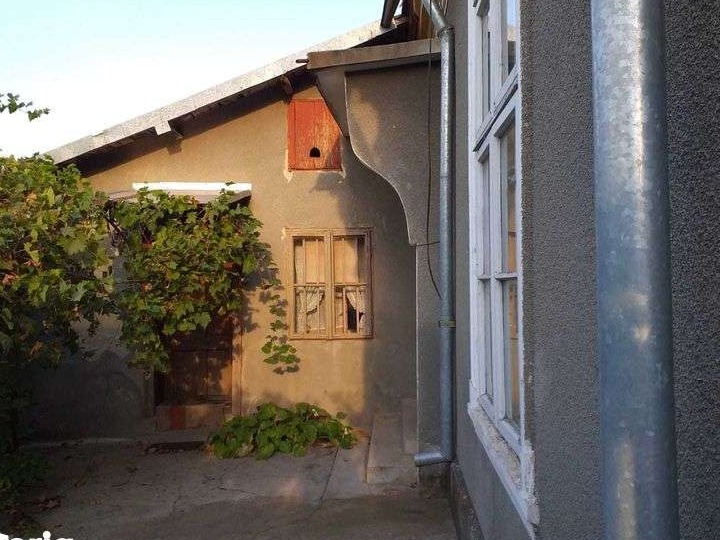 Casa din caramida, General Tell