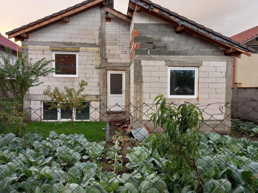 Casa in rosu, model surprinzator,de vanzare