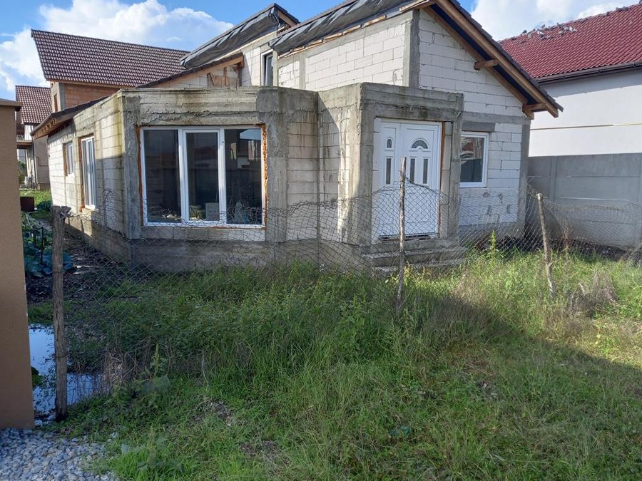 Casa in rosu, model surprinzator,de vanzare