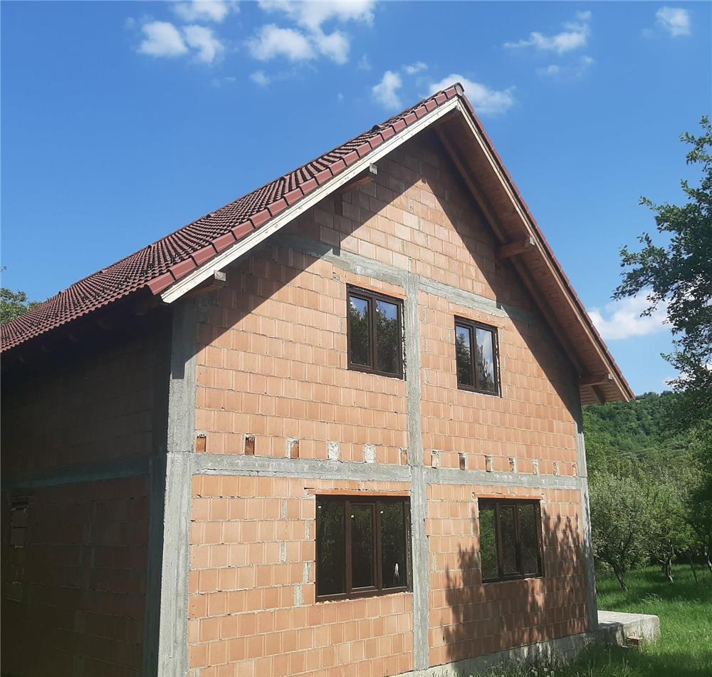 Casa individuala de vanzare la rosu zona linistita Rășinari