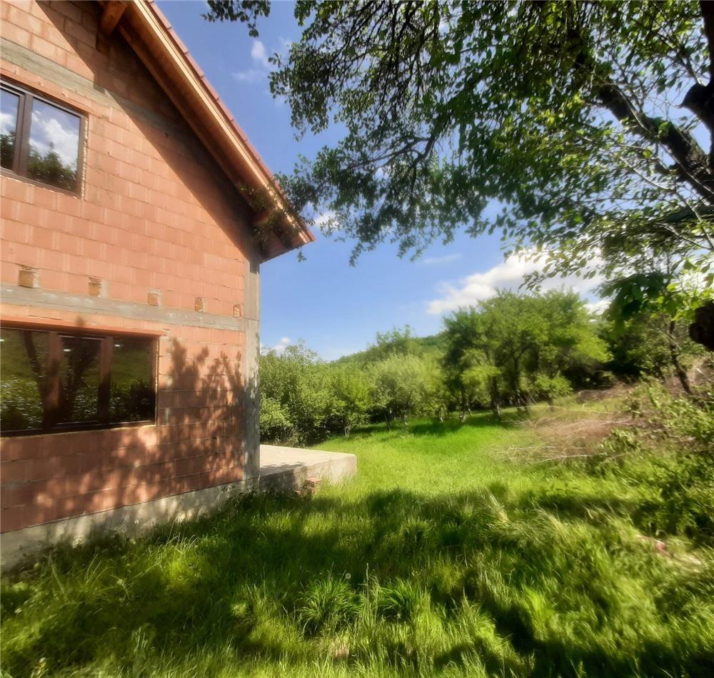 Casa individuala de vanzare la rosu zona linistita Rășinari
