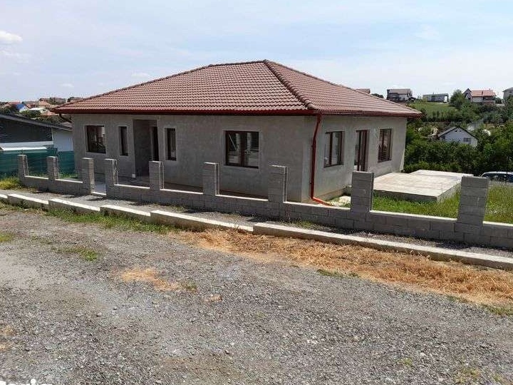 Casa individuala de vanzare teren 500mp, utili 164mp, Dezmir
