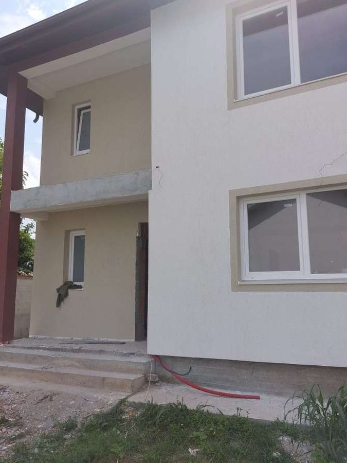 Casa individuala la 4-5 km de metrou,spatiu si confort.La cheie.