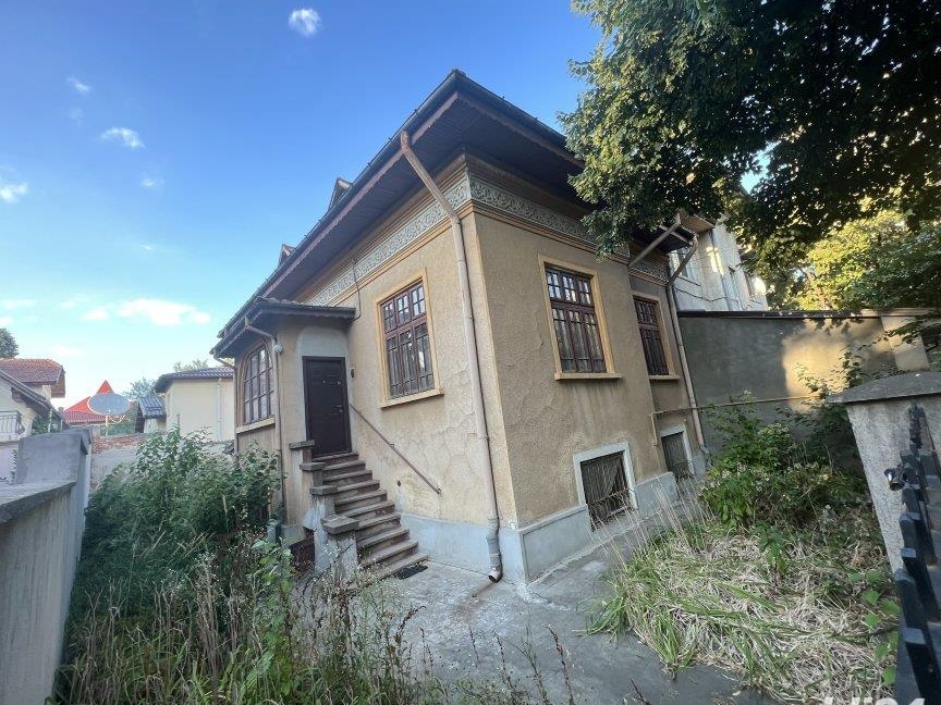 Casa interbelica cu teren de 295 mp cartier elegant, renovabila