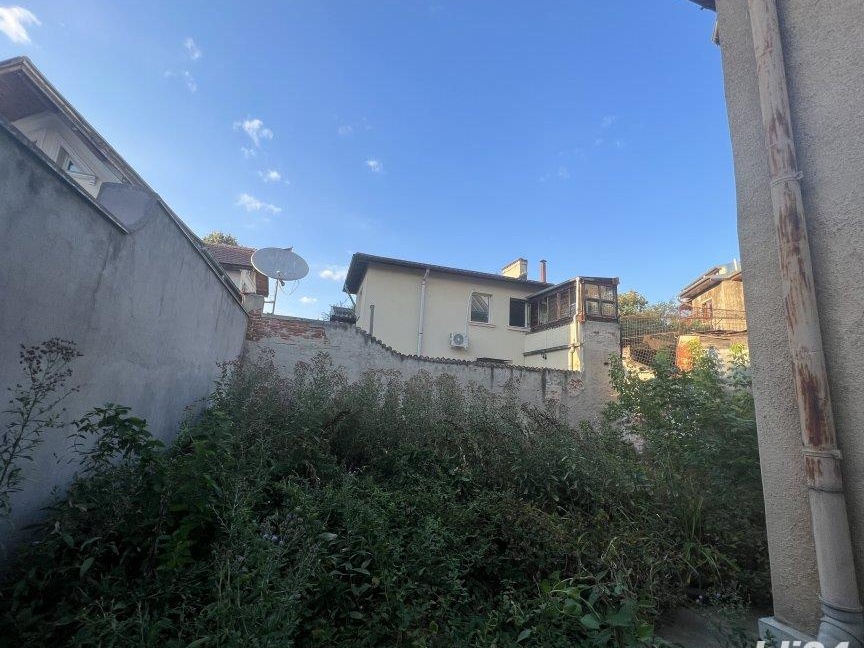 Casa interbelica cu teren de 295 mp cartier elegant, renovabila