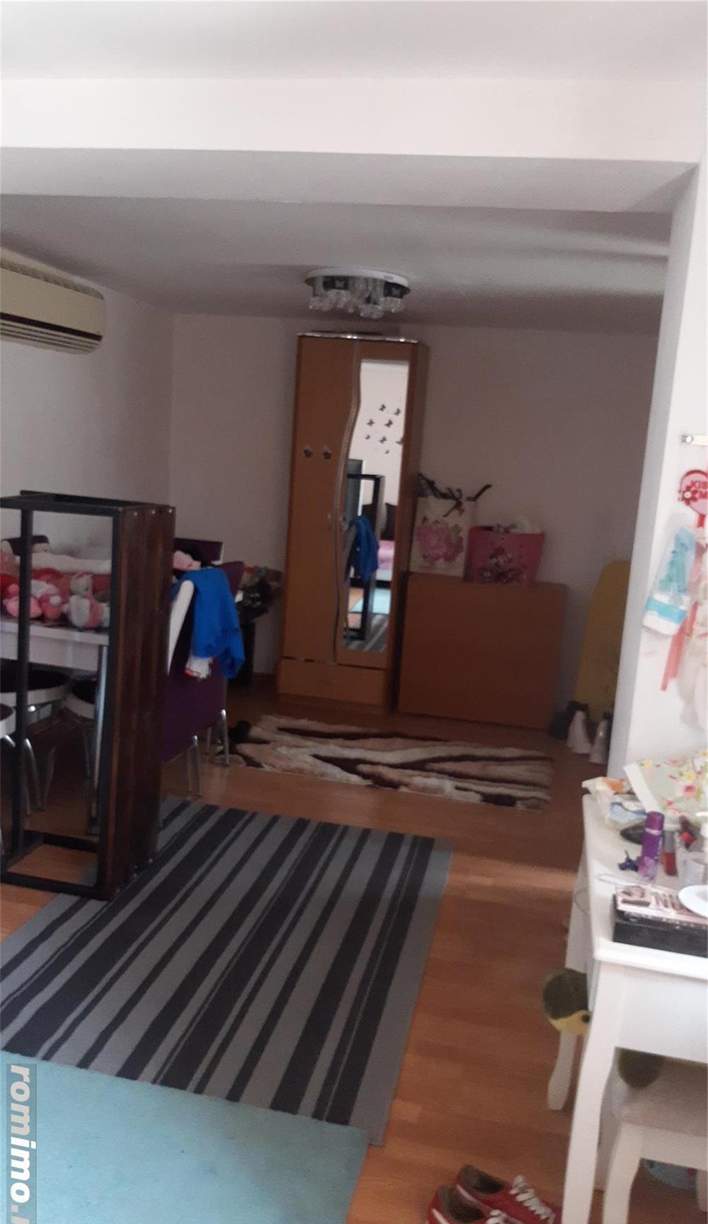 CASA la curte urgent ...