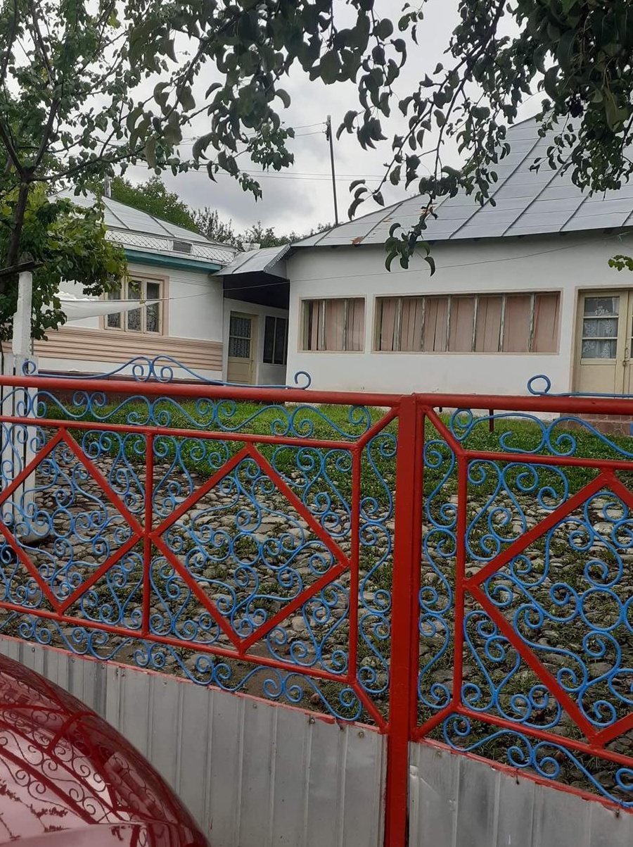 Casá la Tará .La 15 Km. de Panciu Jud. Vrancea. Comuna Clipicesti .